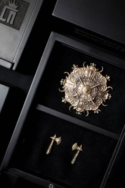 <p>Shield brooch gift set</p>