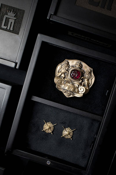 Royal-inspired brooch gift set