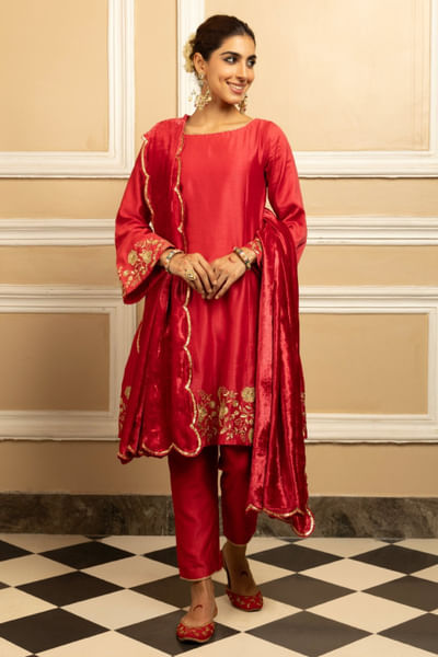 Red zari embroidered kurta set