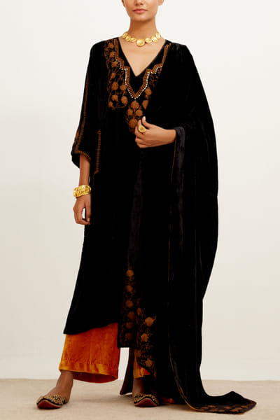 Devnaagri Black velvet embroidered kurta set DEVDP22203