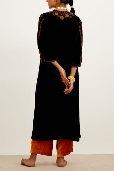 Devnaagri Black velvet embroidered kurta set DEVDP22203