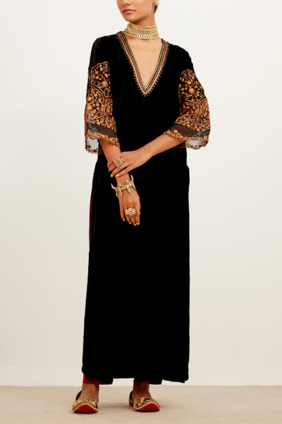 Devnaagri Black velvet embroidered kurta set DEVDP22206