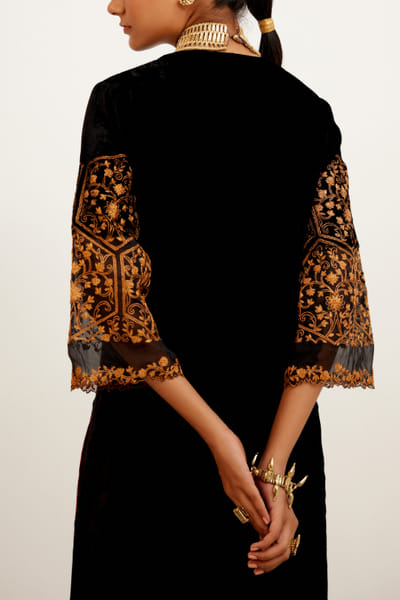 Devnaagri Black velvet embroidered kurta set DEVDP22206