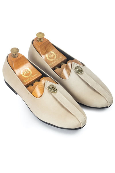 Beige 3D lion embellished juttis
