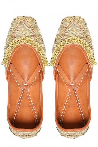 Ivory embroidered juttis