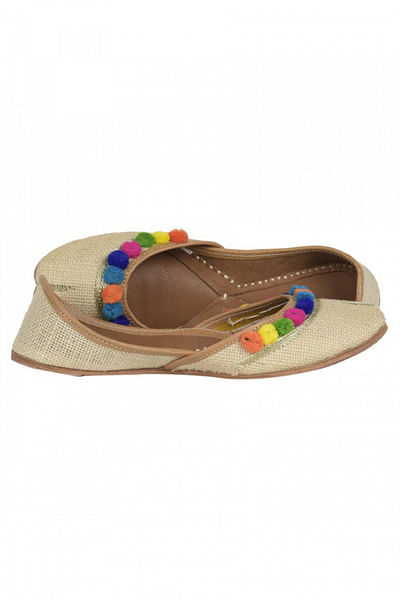 Ivory tassel juttis