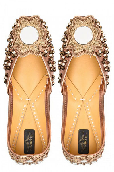 Copper embellished juttis