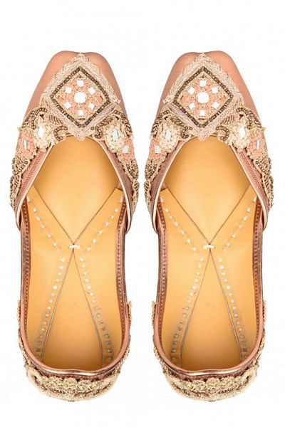 Copper embellished juttis