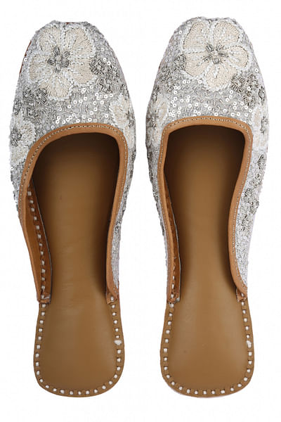 Silver embellished juttis