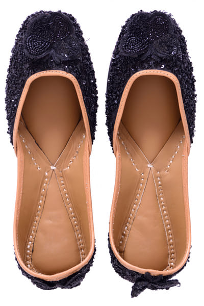 Black embellished juttis
