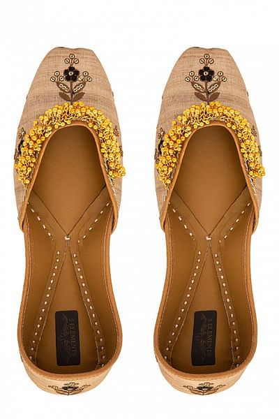 Beige floral juttis