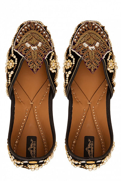 Black embroidered velvet juttis