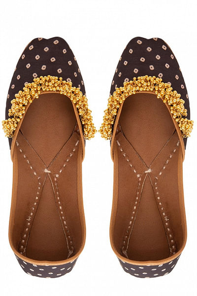 Black embellished juttis