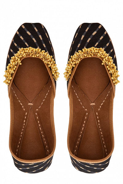 Black ghunghroo embellished juttis