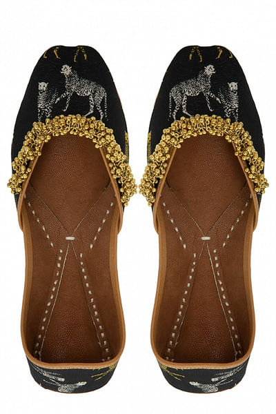 Black printed juttis
