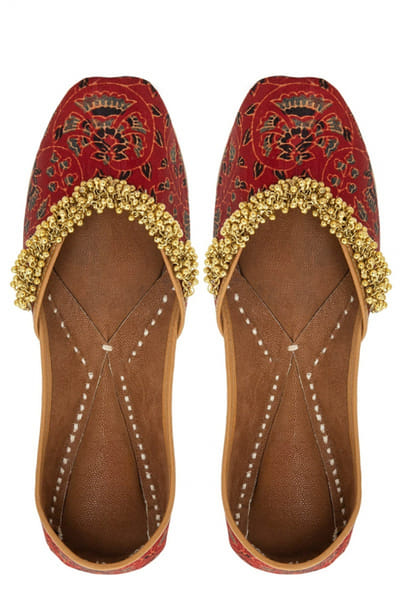 Red printed juttis
