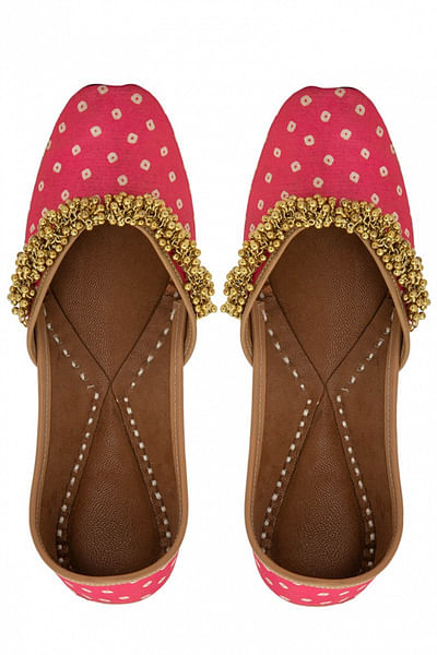 Pink ghungroo embellished juttis