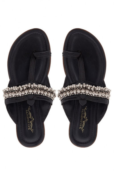 Black ghunghroo embellished kolhapuris