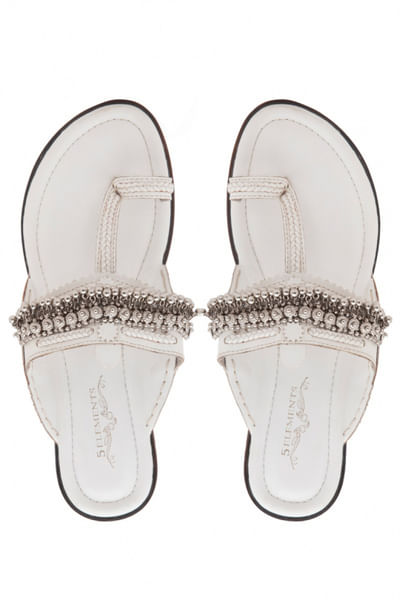 White ghunghroo embellished kolhapuris