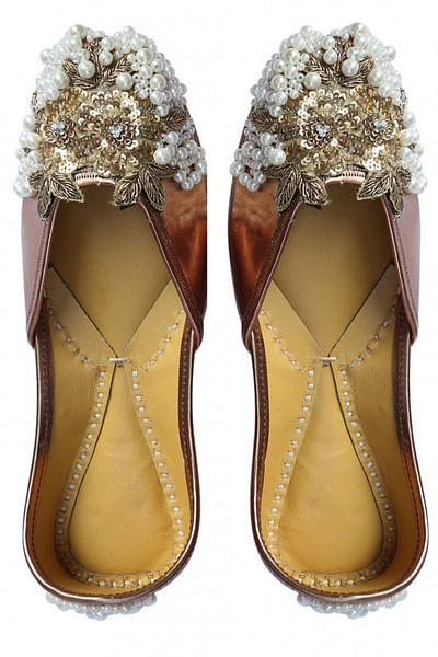 Copper embellished juttis