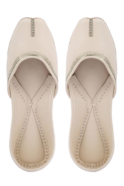 Off White Solid Juttis