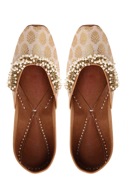 Off white brocade zari juttis