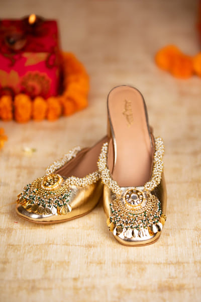 Gold pearl embedded mule heels