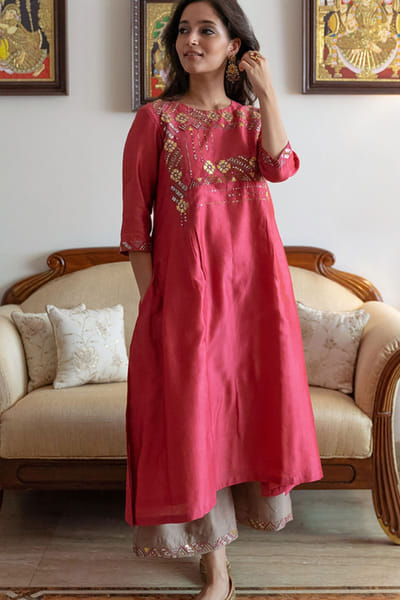 Vaaya Red resham embroidered kurta set VAAYMAY26D243775