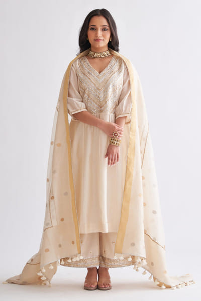 Vaaya Ivory zari embroidered kurta set VAAYMAY26D243762