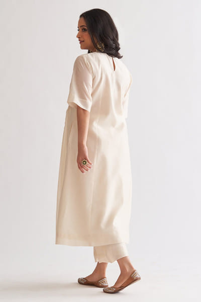 Vaaya Ivory handwoven silk chanderi kurta set VAAYMAY26D243763