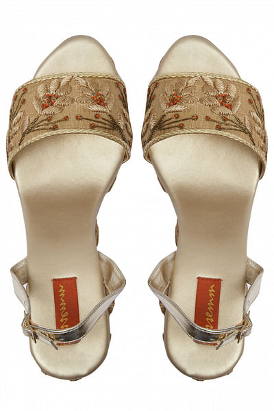 Parrot-embroidered wedge heels