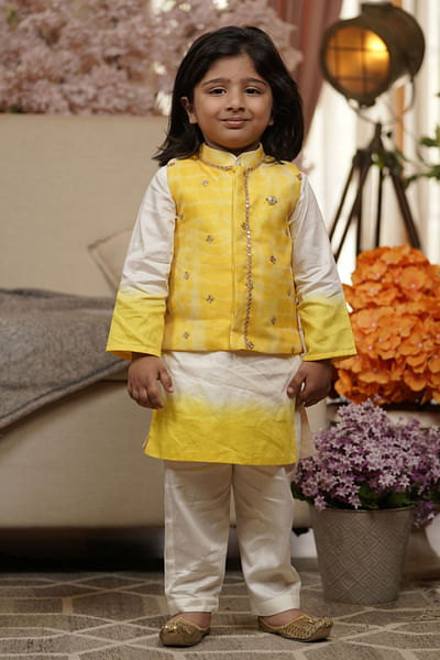 <p>Yellow printed kurta set</p>