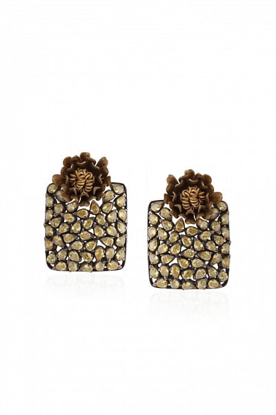 Earrings with flower motif