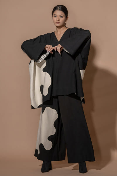 Stoïque Black and ivory colourblocked applique shirt STOJUL26D148887