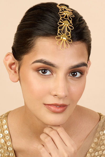Gold floral petal maangtikka