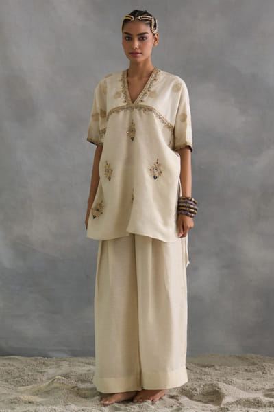 Juggni Cream zaridori embroidered kurta set JUGGAUG26D151664