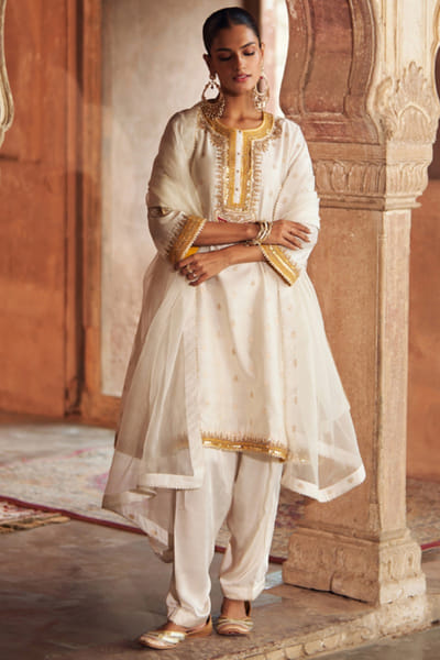 Sheetal Batra Daisy ivory gota embroidered choga set SHESEP25D135092
