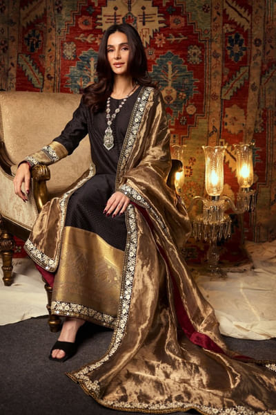 Black zari and thread embroidered kurta set