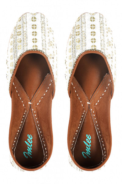 Offwhite embellished juttis