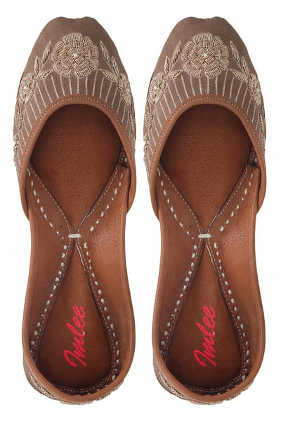 Brown embroidered juttis