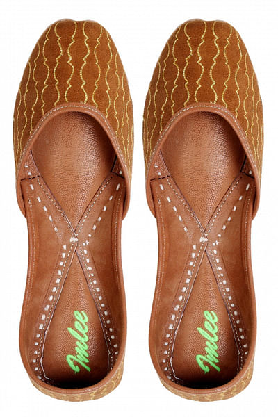 Rust brown embroidered juttis