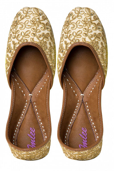 Gold embroidered juttis