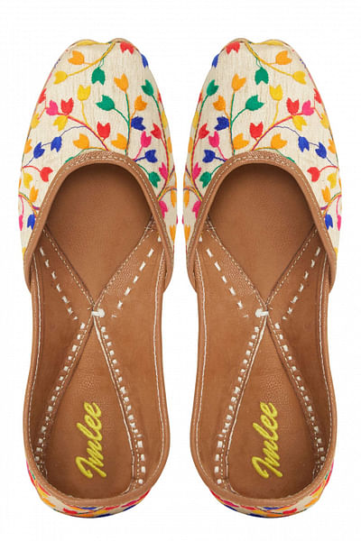 Tulip embroidered juttis