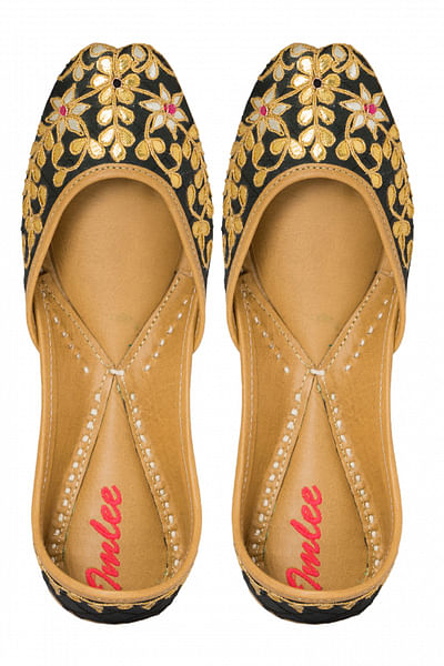 Black and gold embroidered juttis