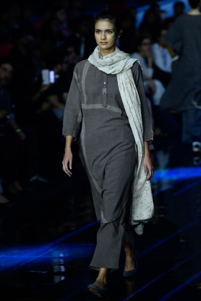 Muddy kurta with pants and stole
