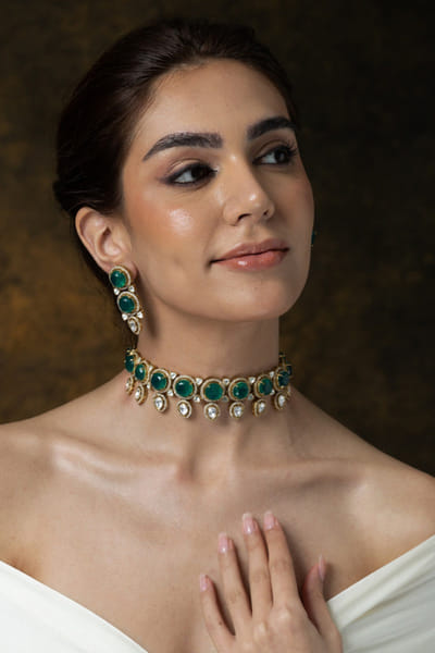 Green and white stone embellished choker set