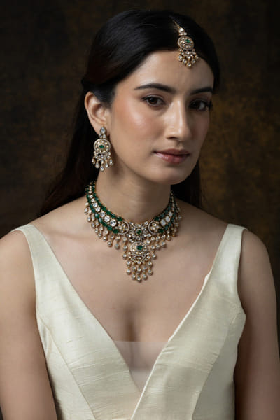 Green and white stone embellished necklace set