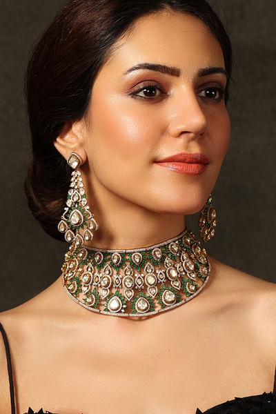 Green and white stone embellished choker set