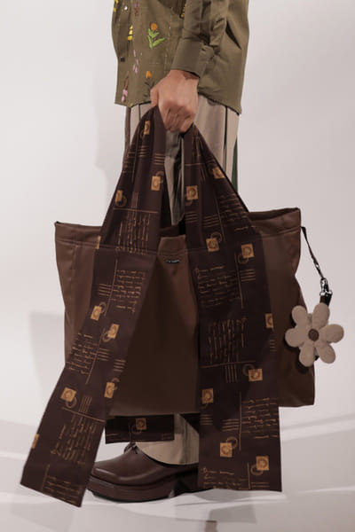 Jubinav Chadha Brown postcards print leatherette tote JUBIJUN26D147104