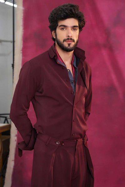 Wine button-flap shirt and pleated trousers